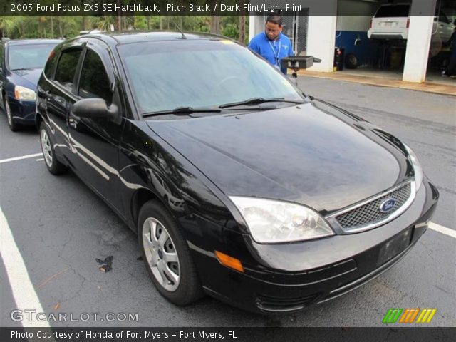 2005 Ford Focus ZX5 SE Hatchback in Pitch Black