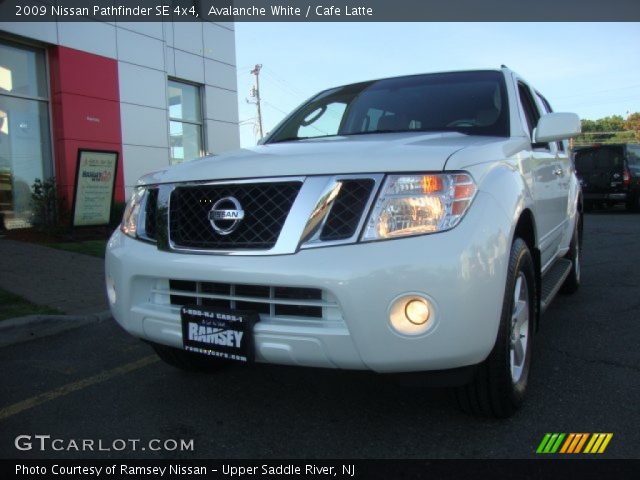 2009 Nissan Pathfinder SE 4x4 in Avalanche White