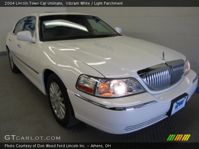 2004 Lincoln Town Car Ultimate in Vibrant White