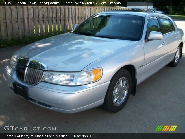 1998 Lincoln Town Car Signature in Silver Frost Metallic