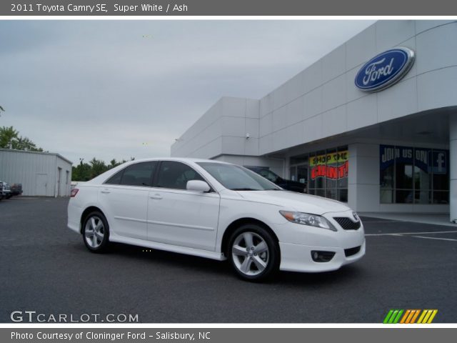 2011 Toyota Camry SE in Super White