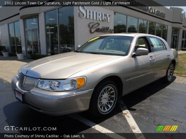 2002 Lincoln Town Car Signature in Light Parchment Gold