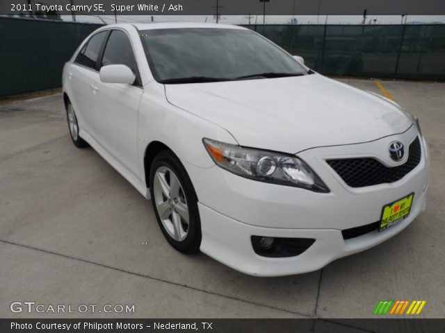 2011 Toyota Camry SE in Super White