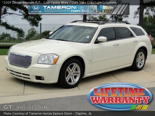 2005 Dodge Magnum R/T in Cool Vanilla White