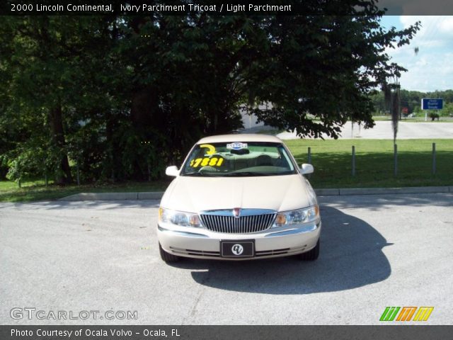 2000 Lincoln Continental  in Ivory Parchment Tricoat