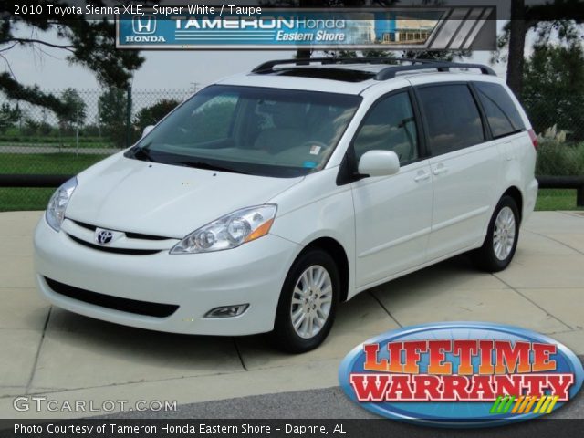 2010 Toyota Sienna XLE in Super White