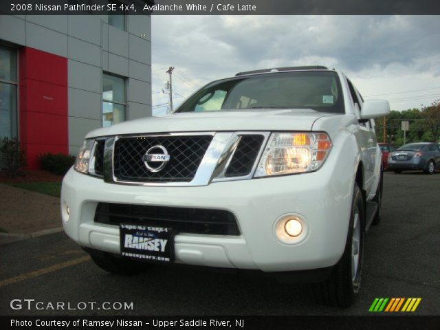 2008 Nissan Pathfinder SE 4x4 in Avalanche White
