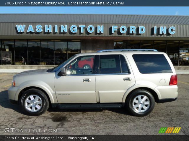 2006 Lincoln Navigator Luxury 4x4 in Light French Silk Metallic