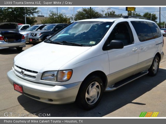 1999 Toyota Sienna XLE in Super White