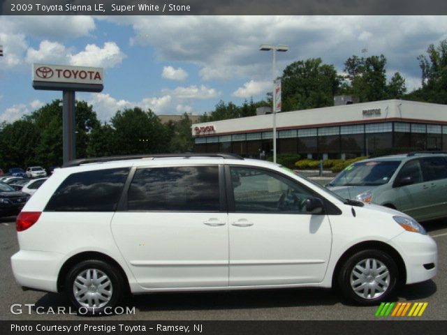 2009 Toyota Sienna LE in Super White