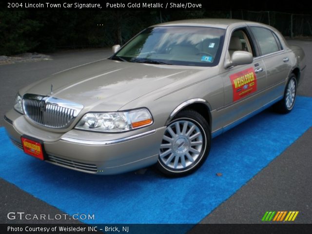 2004 Lincoln Town Car Signature in Pueblo Gold Metallic