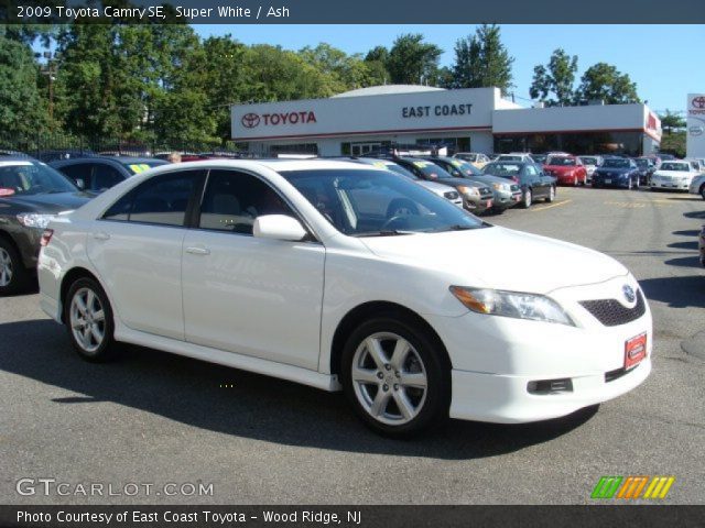 2009 Toyota Camry SE in Super White