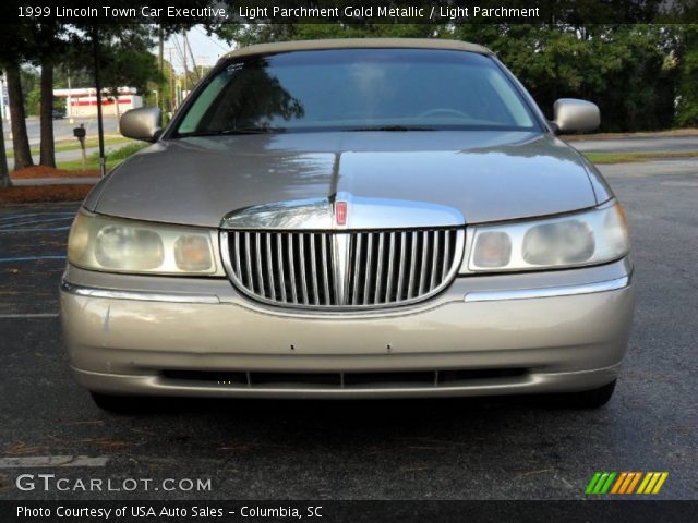 1999 Lincoln Town Car Executive in Light Parchment Gold Metallic