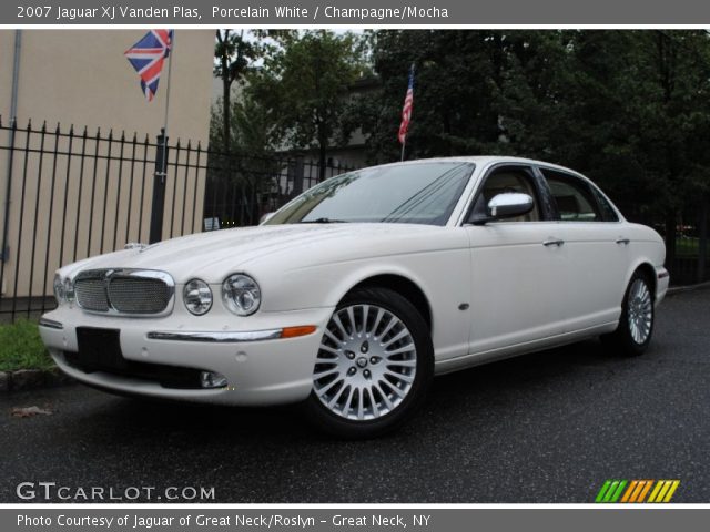 2007 Jaguar XJ Vanden Plas in Porcelain White