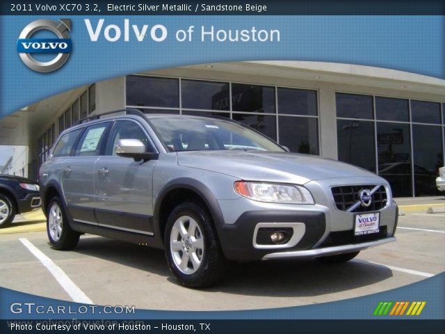 2011 Volvo XC70 3.2 in Electric Silver Metallic
