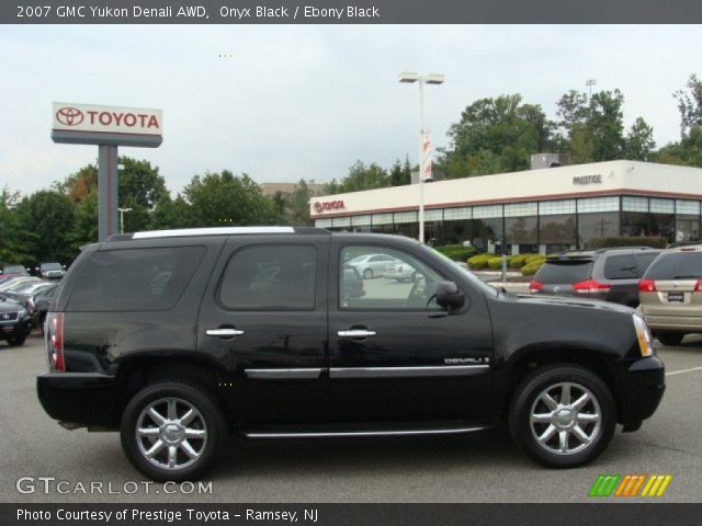 2007 GMC Yukon Denali AWD in Onyx Black