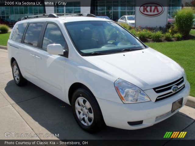 2006 Kia Sedona LX in White