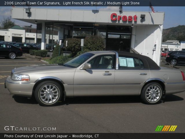 2006 Lincoln Town Car Signature in Light French Silk Metallic