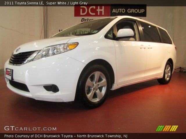 2011 Toyota Sienna LE in Super White