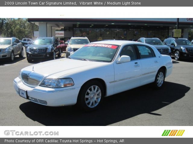 2009 Lincoln Town Car Signature Limited in Vibrant White