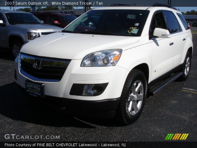 2007 Saturn Outlook XR in White Diamond Tricoat