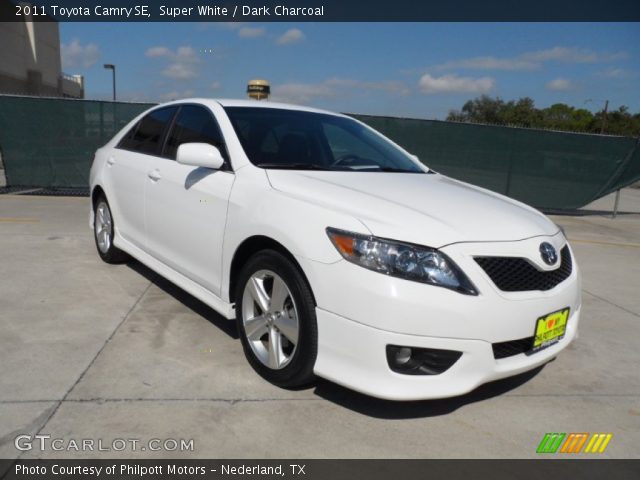 2011 Toyota Camry SE in Super White