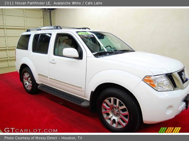 2011 Nissan Pathfinder LE in Avalanche White