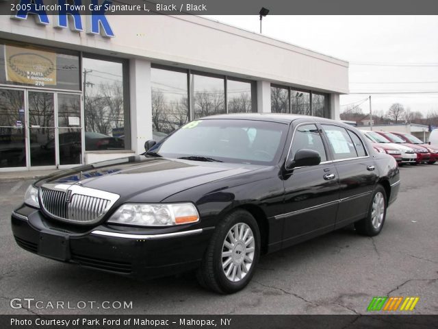 2005 Lincoln Town Car Signature L in Black