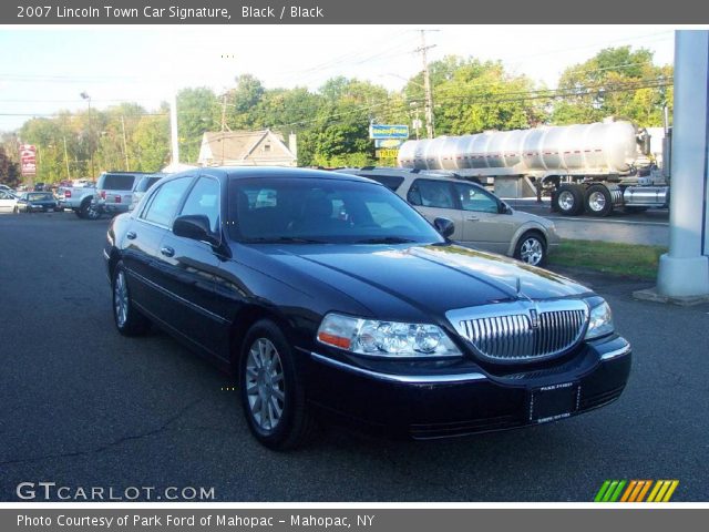 2007 Lincoln Town Car Signature in Black