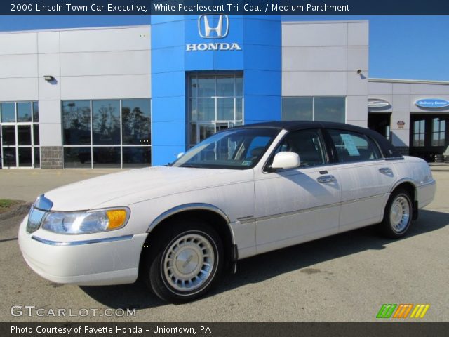 2000 Lincoln Town Car Executive in White Pearlescent Tri-Coat
