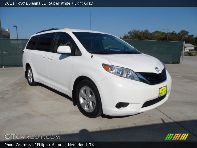 2011 Toyota Sienna LE in Super White