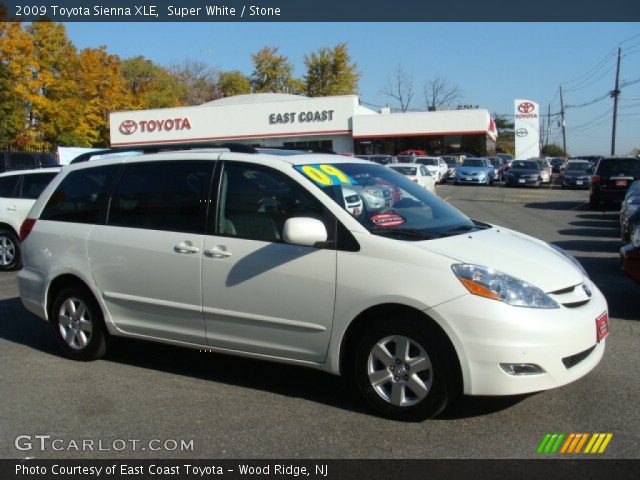 2009 Toyota Sienna XLE in Super White