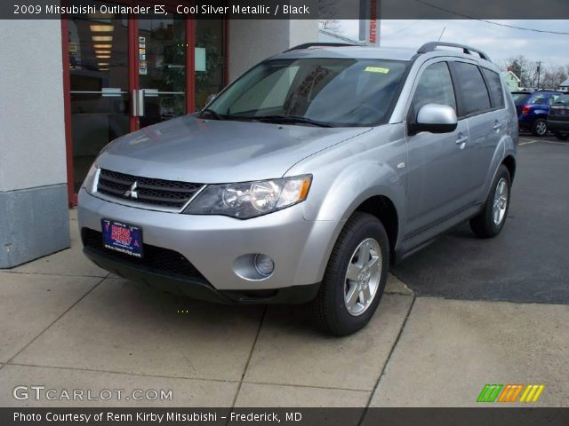 2009 Mitsubishi Outlander ES in Cool Silver Metallic