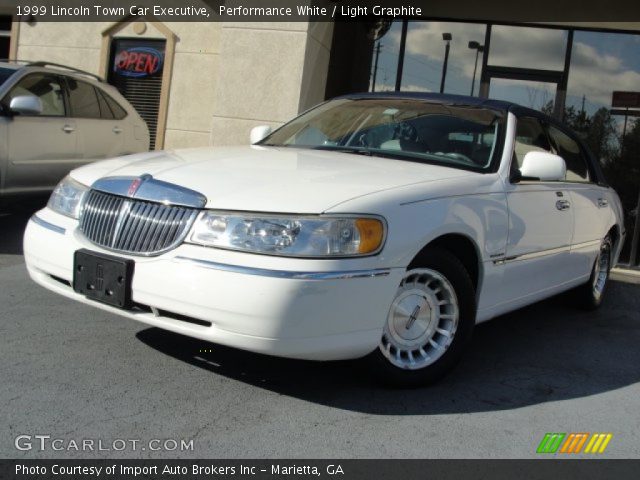 1999 Lincoln Town Car Executive in Performance White