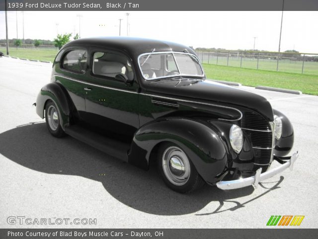 1939 Ford DeLuxe Tudor Sedan in Black