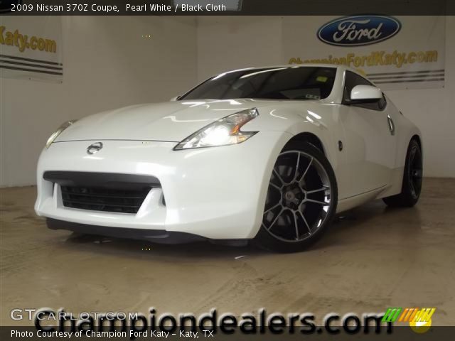 2009 Nissan 370Z Coupe in Pearl White