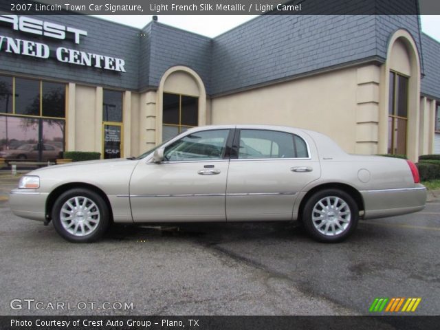 2007 Lincoln Town Car Signature in Light French Silk Metallic