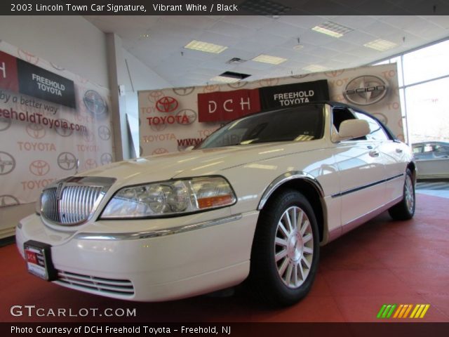 2003 Lincoln Town Car Signature in Vibrant White