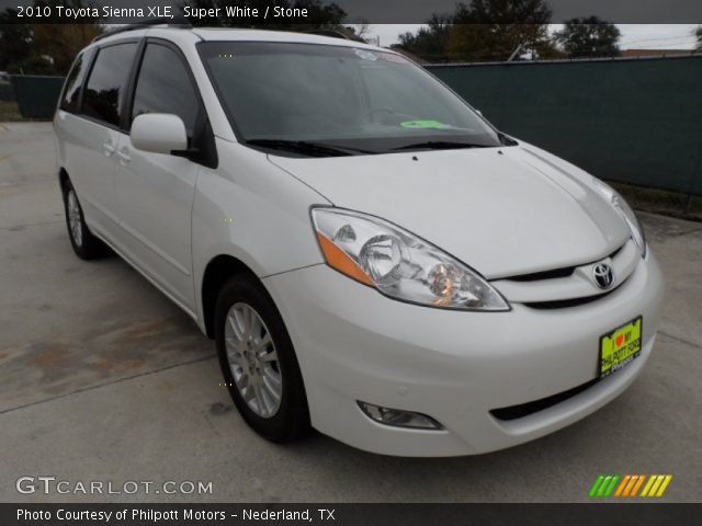 2010 Toyota Sienna XLE in Super White