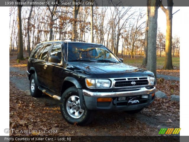 1998 Nissan Pathfinder SE 4x4 in Super Black