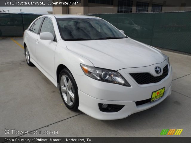 2011 Toyota Camry SE in Super White