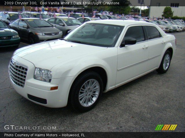 2009 Chrysler 300  in Cool Vanilla White