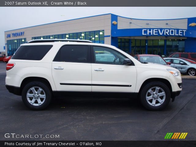 2007 Saturn Outlook XE in Cream White