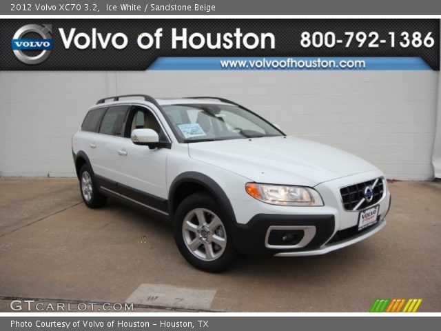 2012 Volvo XC70 3.2 in Ice White