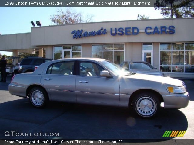 1999 Lincoln Town Car Executive in Light Parchment Gold Metallic