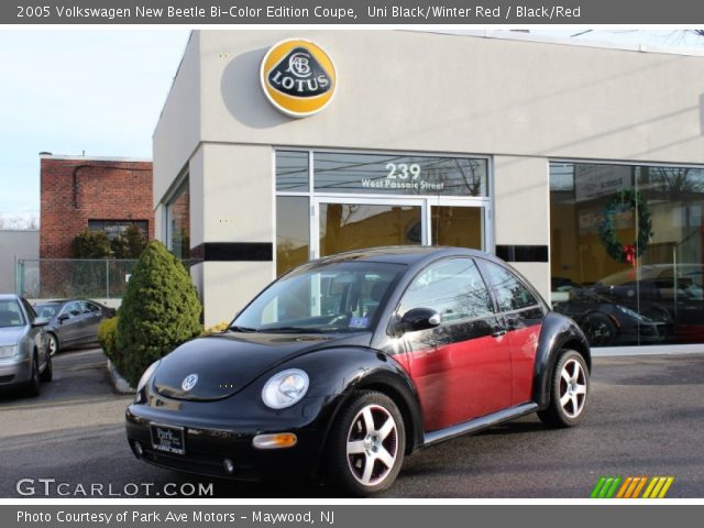 2005 Volkswagen New Beetle Bi-Color Edition Coupe in Uni Black/Winter Red