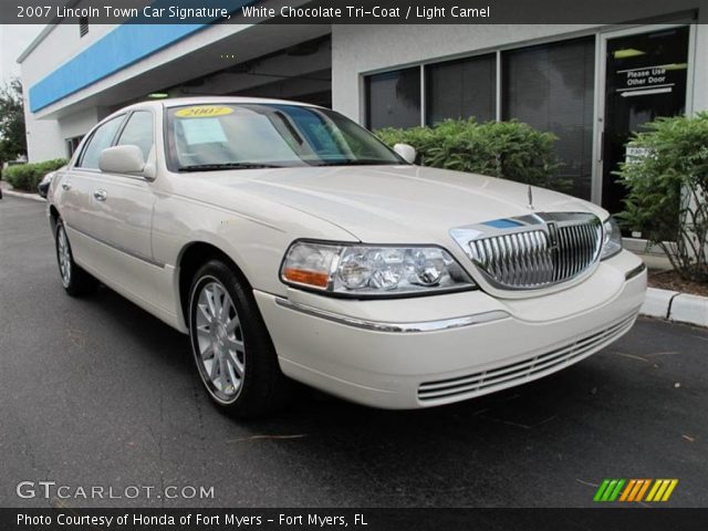 2007 Lincoln Town Car Signature in White Chocolate Tri-Coat