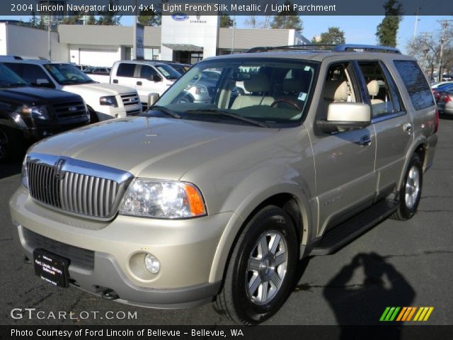 2004 Lincoln Navigator Luxury 4x4 in Light French Silk Metallic