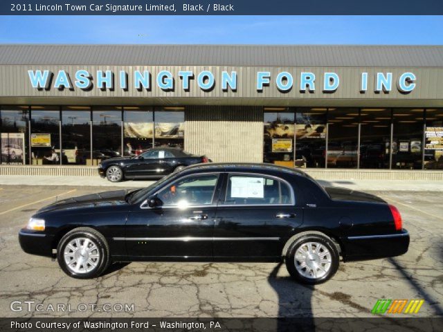 2011 Lincoln Town Car Signature Limited in Black