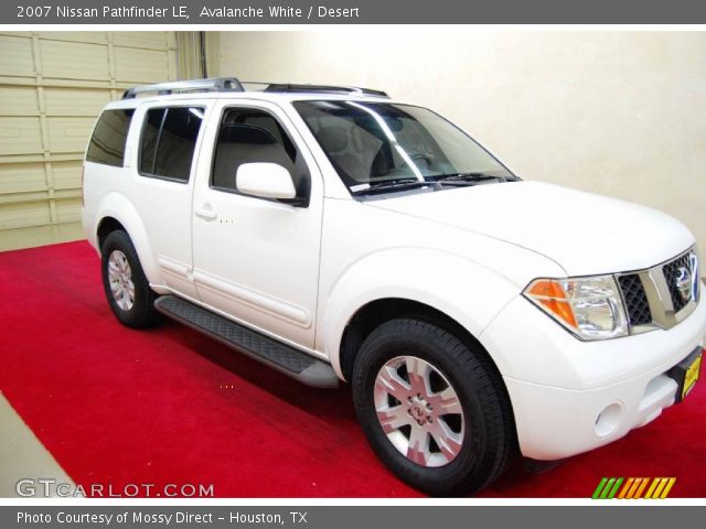 2007 Nissan Pathfinder LE in Avalanche White